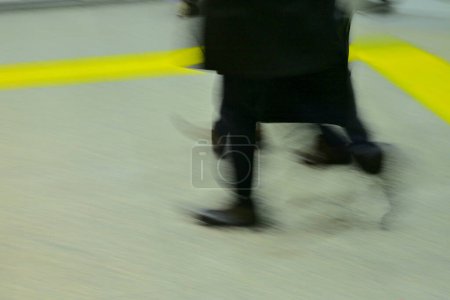 Foto de Personas que se mueven por el edificio del aeropuerto, sección recortada de turistas borrosos. Antecedentes - Imagen libre de derechos