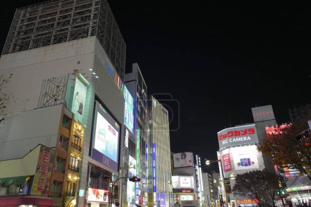 Foto de Edificios iluminados en la calle de la ciudad de Tokio, Japón - Imagen libre de derechos