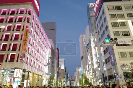 Foto de Arquitectura moderna de la ciudad de tokyo en la hora del crepúsculo, Japón - Imagen libre de derechos