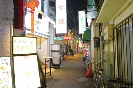 Foto de Tiendas iluminadas en la calle de la ciudad japonesa moderna - Imagen libre de derechos