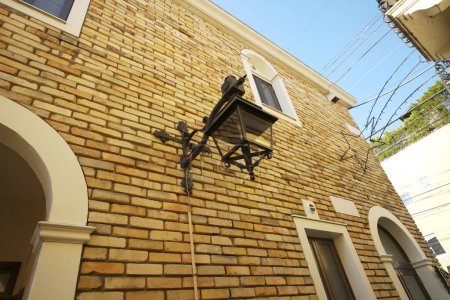Téléchargez les photos : Vieux bâtiment et lampe sur un mur de briques - en image libre de droit
