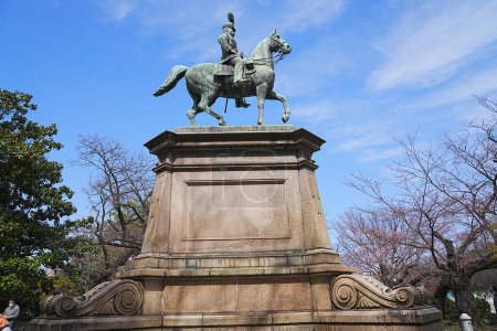 Téléchargez les photos : Statue du prince Komatsu Akihito au parc Ueno à Tokyo. - en image libre de droit