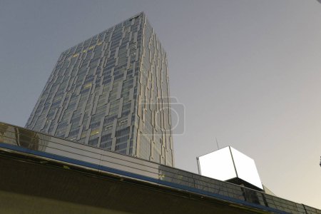Foto de Vista inferior del moderno edificio de oficinas en la ciudad de Tokio, Japón - Imagen libre de derechos