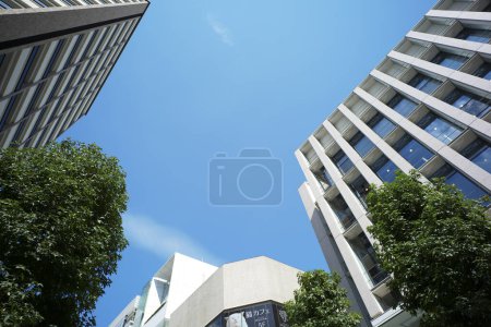Téléchargez les photos : Vue de jour de l'architecture moderne de la ville japonaise - en image libre de droit