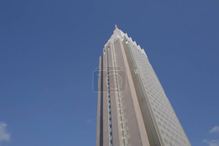 Téléchargez les photos : Gratte-ciel moderne dans le ciel bleu, Tokyo, Japon - en image libre de droit