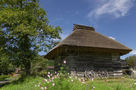 Téléchargez les photos : Ancienne petite maison en bois dans village traditionnel, Japon - en image libre de droit