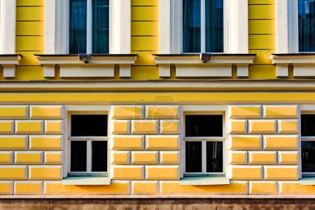 Téléchargez les photos : Maison en brique jaune avec fenêtres - en image libre de droit