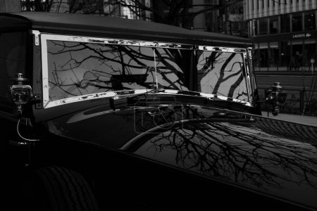 Téléchargez les photos : Photo noir et blanc de voiture vintage - en image libre de droit