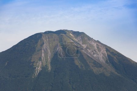 Téléchargez les photos : Paysage de montagne avec ciel bleu - en image libre de droit