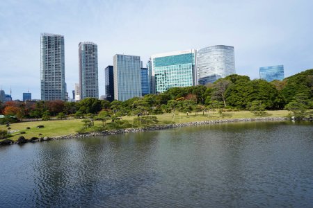 Téléchargez les photos : Architecture moderne de la ville japonaise de jour - en image libre de droit