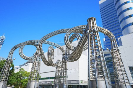 Foto de Moderna estructura de acero inoxidable situada frente al centro comercial Queen 's Square. - Imagen libre de derechos