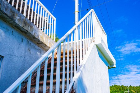 Téléchargez les photos : L'escalier en bois dans le parc - en image libre de droit