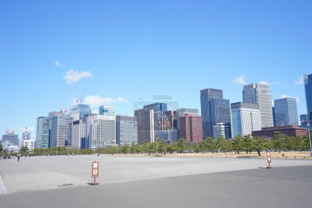 Foto de Vista de edificios modernos y árboles verdes en Tokio, Japón - Imagen libre de derechos