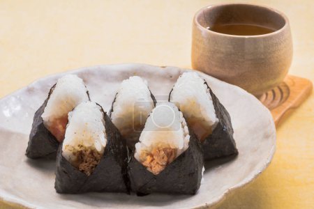 Téléchargez les photos : Cuisine traditionnelle japonaise, sushi onigiri - en image libre de droit