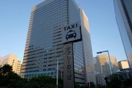 Téléchargez les photos : Immeuble moderne dans la ville et panneau de taxi, Tokyo, Japon - en image libre de droit