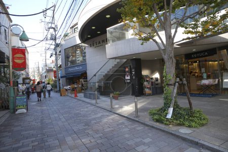 Téléchargez les photos : Rue étroite de la ville au Japon par une journée ensoleillée - en image libre de droit