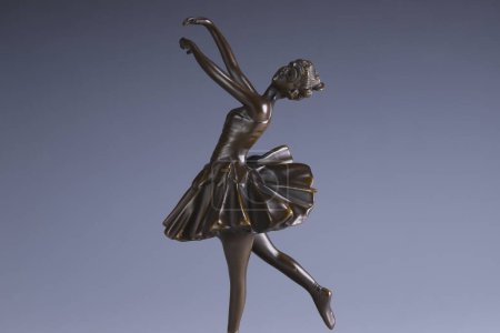 Téléchargez les photos : Statue en métal d'une belle ballerine sur fond gris - en image libre de droit