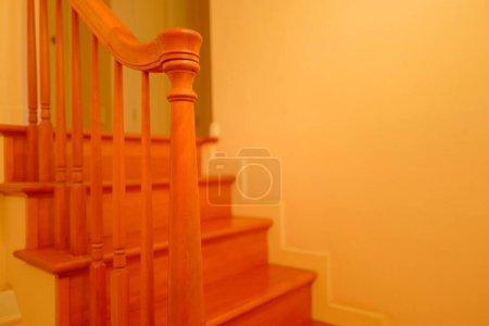 Téléchargez les photos : Escalier en bois dans une maison moderne - en image libre de droit