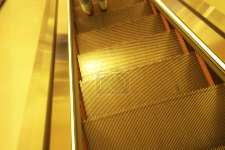 Foto de Escaleras mecánicas pasos cerca de la vista de fondo - Imagen libre de derechos