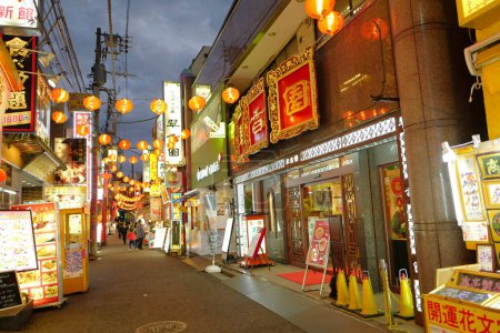 Foto de Yokohama Chinatown distrito por la noche. El barrio chino más grande de Japón - Imagen libre de derechos
