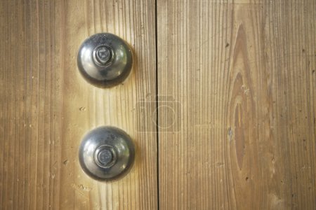 Téléchargez les photos : Poignée de porte sur fond en bois. poignée de porte avec serrure. - en image libre de droit
