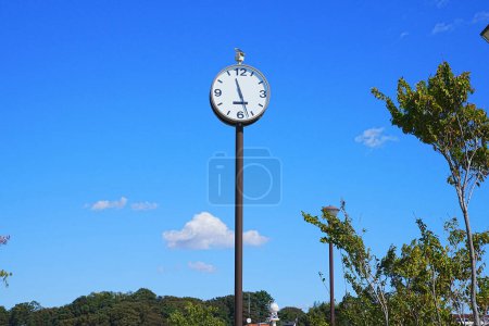 Téléchargez les photos : Vieille horloge de rue sur le fond du ciel - en image libre de droit