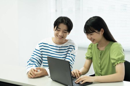 Foto de Estudiantes universitarios japoneses usando laptop - Imagen libre de derechos