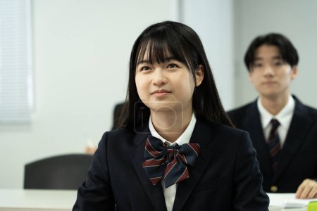 Téléchargez les photos : Japonais écoliers en uniforme étudiant en salle de classe - en image libre de droit