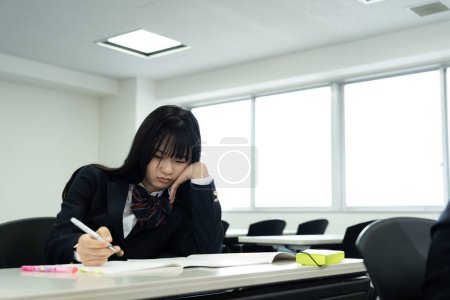 Téléchargez les photos : Étudiante japonaise en classe - en image libre de droit