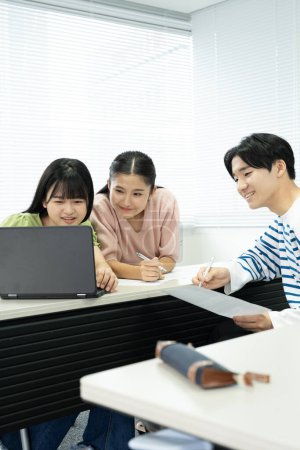 Téléchargez les photos : Japonais étudiants utilisant un ordinateur portable - en image libre de droit