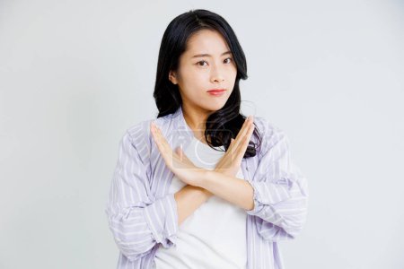 Téléchargez les photos : Portrait belle asiatique femme montrant croix geste, vous arrêter, dire non sur fond blanc - en image libre de droit