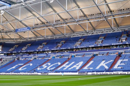 Téléchargez les photos : GELSENKIRCHEN, ALLEMAGNE - 2 OCTOBRE 2022 : Veltins Arena. Le match de football de Bundesliga FC Schalke 04 vs Augsburg - en image libre de droit