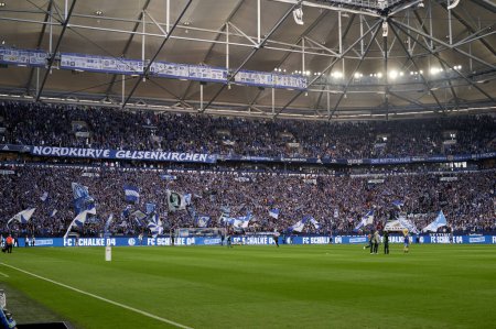 Foto de GELSENKIRCHEN, ALEMANIA - 2 DE OCTUBRE DE 2022: Veltins Arena. El partido de fútbol de la Bundesliga FC Schalke 04 vs Augsburg - Imagen libre de derechos