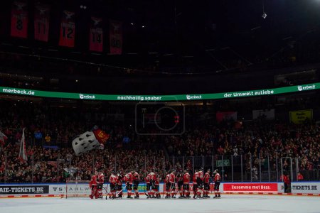 Téléchargez les photos : COLOGNE, GERMANY - JANUARY 2, 2023: Hockey match DEL Koelner Haie - Dusseldorfer EG - en image libre de droit