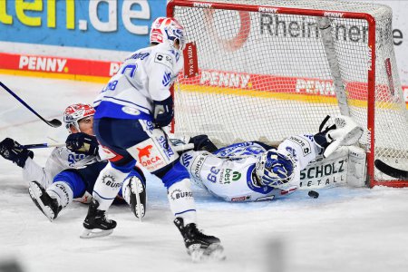 Foto de COLOGNE, GERMANY - JANUARY 18, 2023: MARVIN CUEPPER. Hockey match DEL Koelner Haie - Schwenninger Wild Wings - Imagen libre de derechos