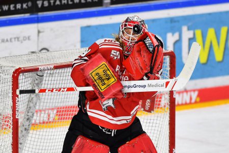 Foto de COLOGNE, GERMANY - JANUARY 18, 2023: MIRKO PANTKOWSKI. Hockey match DEL Koelner Haie - Schwenninger Wild Wings - Imagen libre de derechos