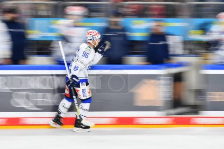 Foto de COLOGNE, GERMANY - JANUARY 18, 2023:  Hockey match DEL Koelner Haie - Schwenninger Wild Wings - Imagen libre de derechos