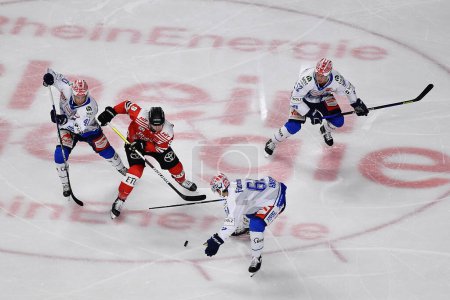Téléchargez les photos : COLOGNE, GERMANY - JANUARY 18, 2023:  Hockey match DEL Koelner Haie - Schwenninger Wild Wings - en image libre de droit