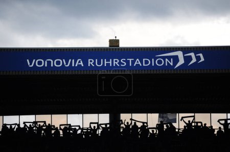 Téléchargez les photos : BOCHUM, ALLEMAGNE - 18 MARS 2023 : Le match de football de Bundesliga VfL Bochum 1848 vs RB Leipzig au Vonovia Ruhr Stadion - en image libre de droit