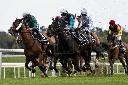 Foto de ALEMANIA, COLOGNE - 10 DE ABRIL DE 2023: Carreras de caballos FC-RENNTAG - Imagen libre de derechos