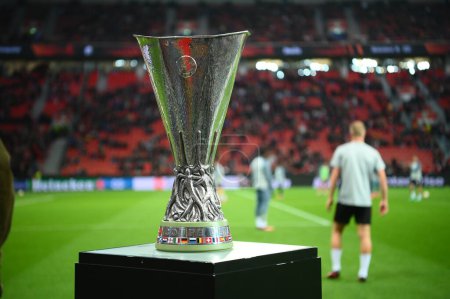 Téléchargez les photos : Trophée de l'UEFA Europa League La Coupe de l'UEFA - trophée décerné chaque année par l'UEFA au club de football qui remporte la Ligue Europa de l'UEFA - en image libre de droit