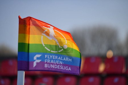 Foto de ALEMANIA, LEVERKUSEN - 21 de abril de 2023: Esquina de la bandera. El partido de Liga Femenina Bayer 04 Leverkusen - TSG 1899 Hoffenheim - Imagen libre de derechos