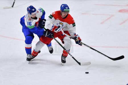 Foto de LETONIA, RIGA - 12.05.23: LANTOSI Robert, CHYTIL Filip. IIHF 2023 Campeonato Mundial de Hockey sobre Hielo - Imagen libre de derechos
