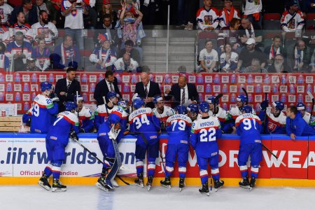 Foto de LETONIA, RIGA - 12.05.23: Tiempo de espera. Juego Eslovaquia - República Checa. IIHF 2023 Campeonato Mundial de Hockey sobre Hielo - Imagen libre de derechos