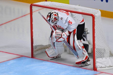 Foto de Letonia, RIGA - 12.05.23: MONTEMBEAULT Samuel. Game Letonia - Canadá. IIHF 2023 Campeonato Mundial de Hockey sobre Hielo - Imagen libre de derechos