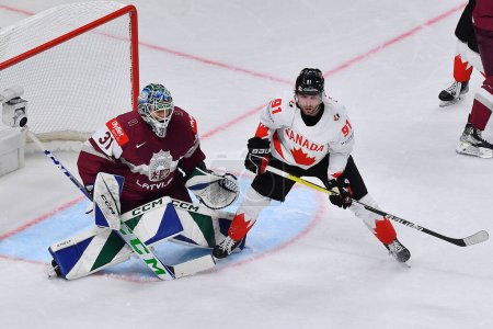 Foto de LATVIA, RIGA - 12.05.23: FANTILLI Adam, SILOVS Arturs. Game Letonia - Canadá. IIHF 2023 Campeonato Mundial de Hockey sobre Hielo - Imagen libre de derechos
