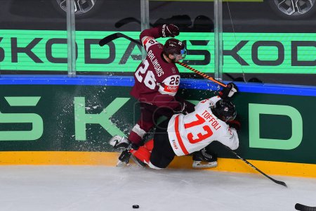 Foto de LETONIA, RIGA - 12.05.23: TOFFOLI Tyler, BALINSKIS Uvis Janis. Game Letonia - Canadá. IIHF 2023 Campeonato Mundial de Hockey sobre Hielo - Imagen libre de derechos