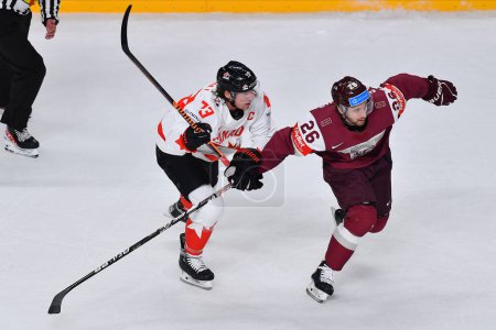Foto de LETONIA, RIGA - 12.05.23: TOFFOLI Tyler, BALINSKIS Uvis Janis. Game Letonia - Canadá. IIHF 2023 Campeonato Mundial de Hockey sobre Hielo - Imagen libre de derechos