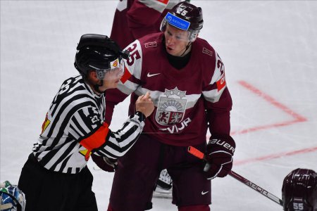 Foto de LETONIA, RIGA - 12.05.23: BALINSKIS Uvis Janis. Game Letonia - Canadá. IIHF 2023 Campeonato Mundial de Hockey sobre Hielo - Imagen libre de derechos
