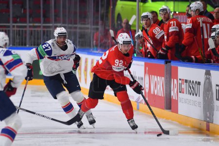 Téléchargez les photos : LETTONIE, RIGA - 14.05.23 : HAAS Gaetan. Match Norvège vs Suisse. IIHF 2023 Championnat mondial de hockey sur glace à l'aréna Riga - en image libre de droit